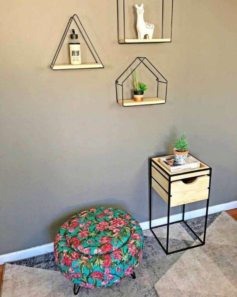 43. Puffs de pneu tem muito personalidade e ficam super delicado se voc&ecirc; optar por uma estampa de flores &ndash; Foto: Via Pinterest