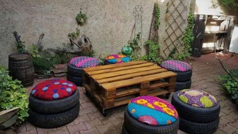 6. Os puffs de pneu s&atilde;o uma op&ccedil;&atilde;o super criativa e diferente de agregar ao ambiente &ndash; Foto: Reciclagem no meio ambiente