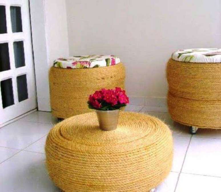 35. Puffs de pneu s&atilde;o uma boa escolha para um ambiente caseiro &ndash; Foto: Vai com tudo