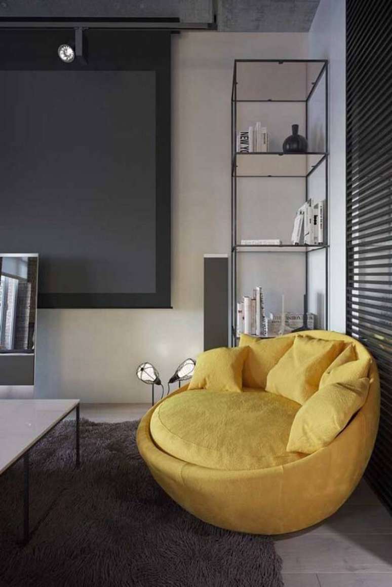 36. Puffs gigante em um tom vibrante quebra a monotonia das cores neutras &ndash; Foto: Via Pinterest