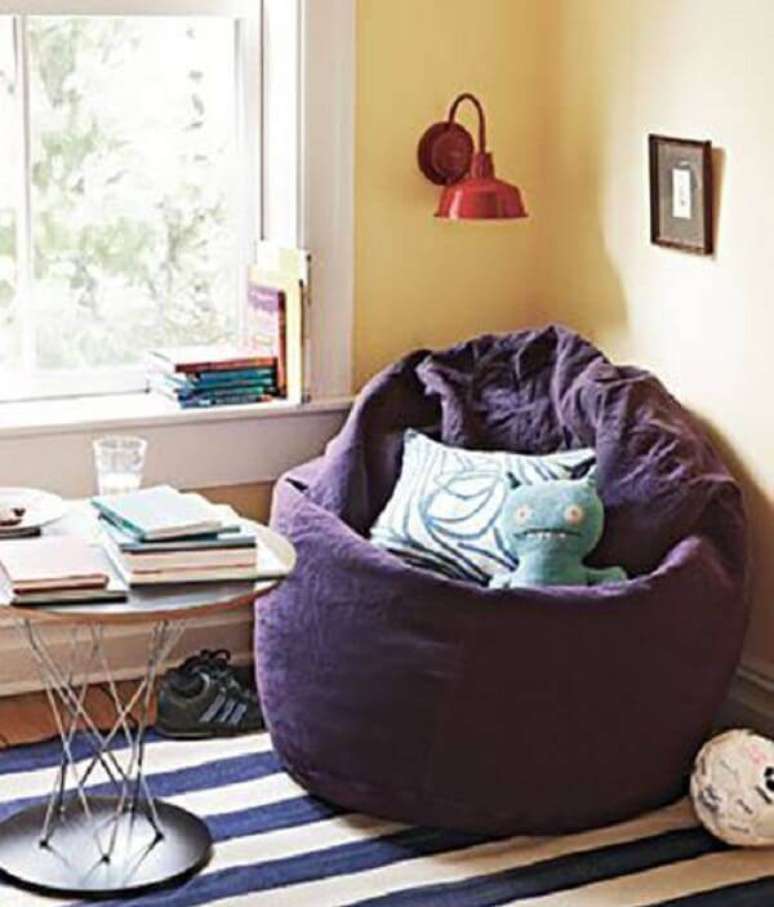 28. Os puffs gigantes s&atilde;o excelentes para estar no canto do quarto para descanso &ndash; Foto: Viva Decora