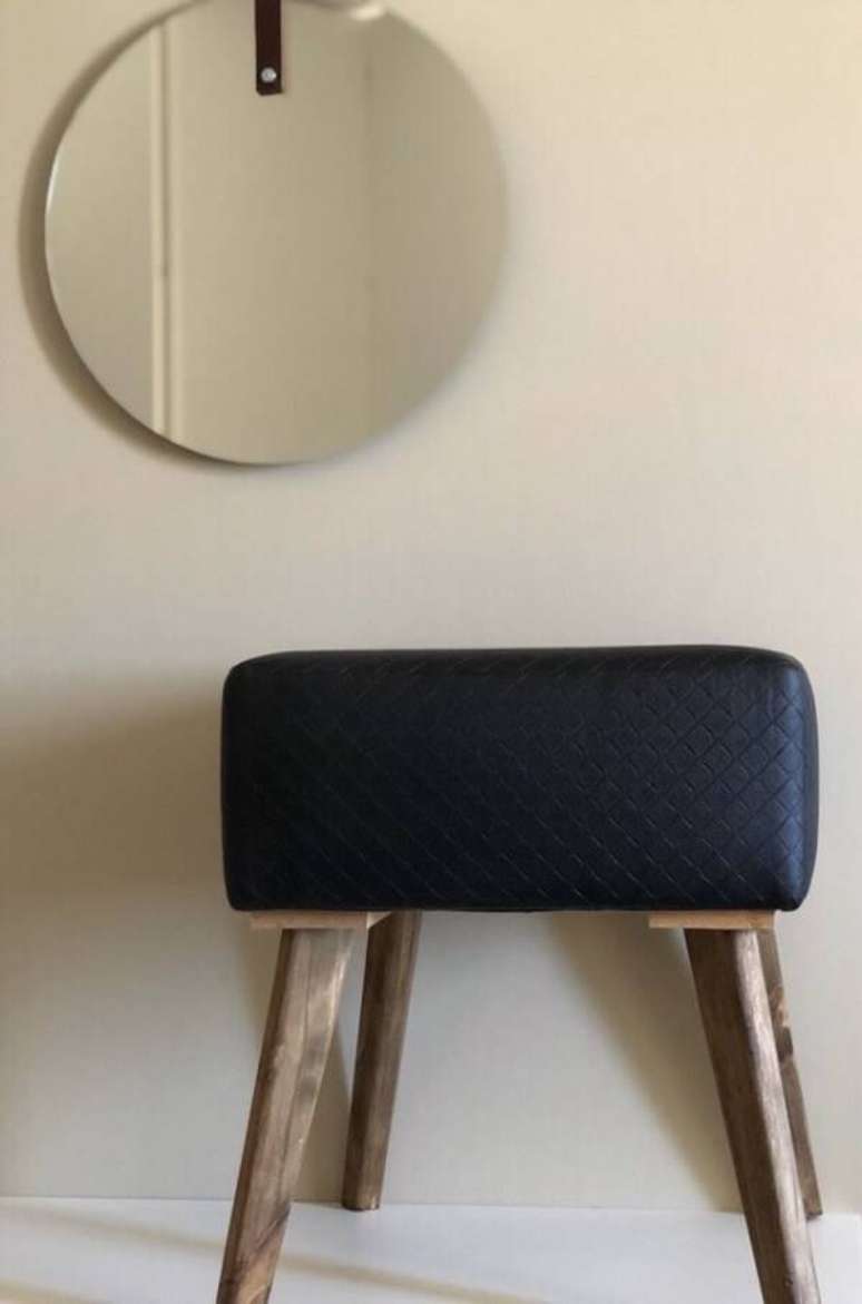 26. Os puffs pretos tamb&eacute;m s&atilde;o boas op&ccedil;&otilde;es para uma decora&ccedil;&atilde;o mais cl&aacute;ssica &ndash; Foto: Via Pinterest