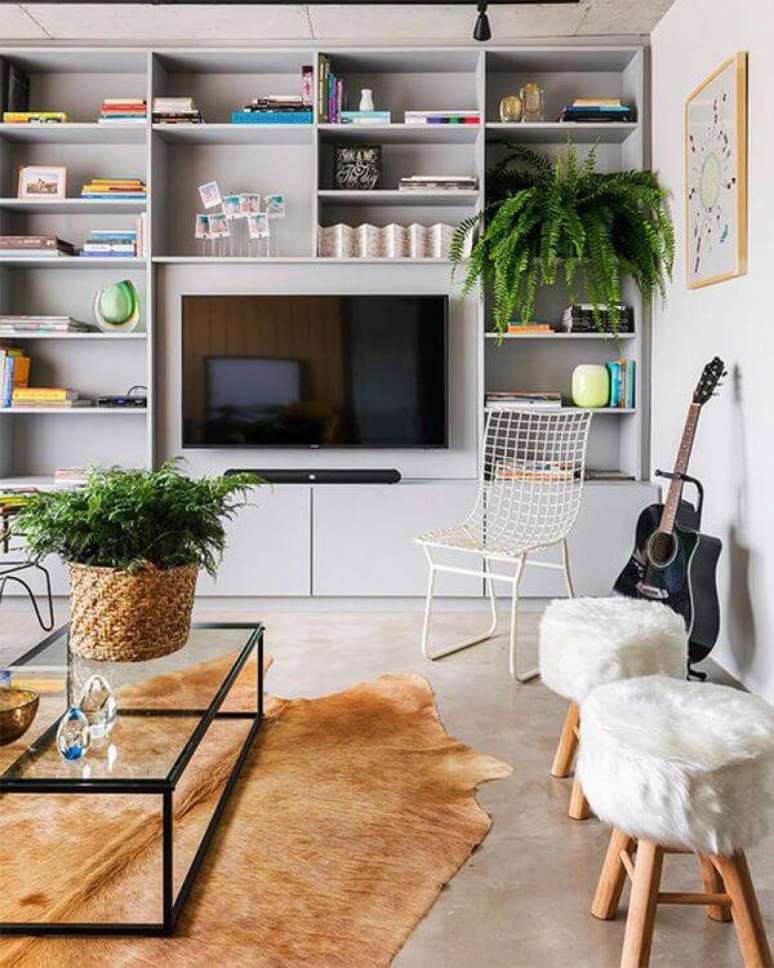 24. Os puffs banqueta peludos trazem um ar mais criativo a sala &ndash; Foto: Via Pinterest