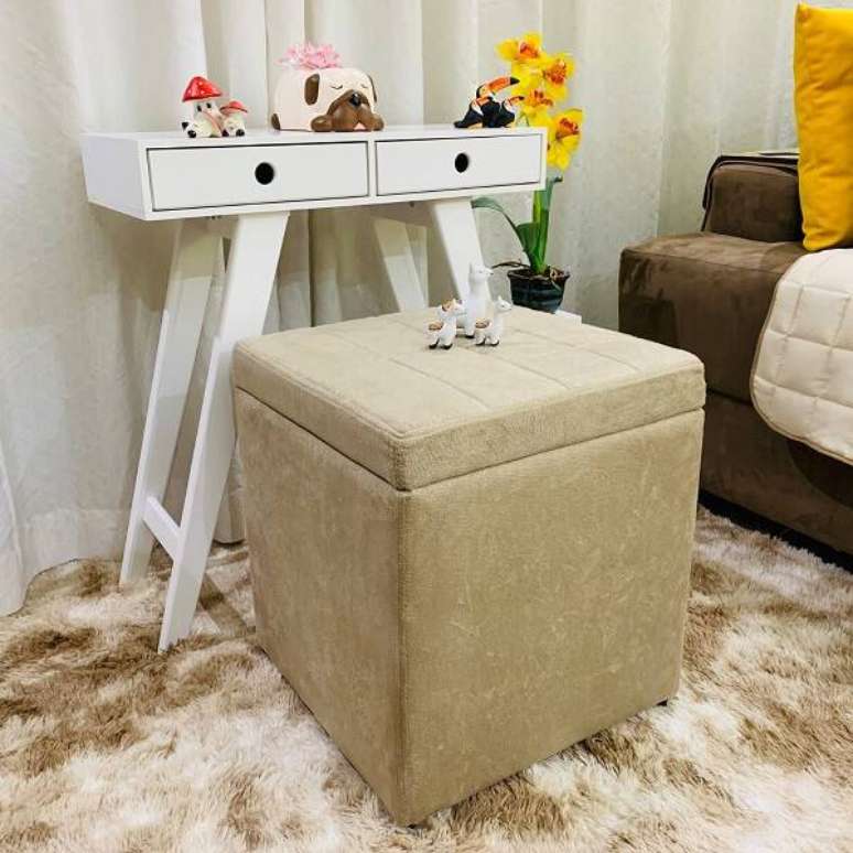 5. Os puffs no formato quadrado s&atilde;o um dos mais usados na decora&ccedil;&atilde;o dos ambientes por serem compactos e confort&aacute;veis &ndash; Foto: Via Pinterest