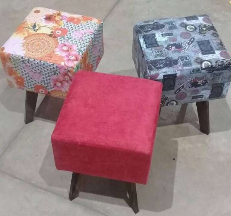 13. Os puffs com estampas retr&ocirc; s&atilde;o sempre boas op&ccedil;&otilde;es e traem um toque especial a decora&ccedil;&atilde;o &ndash; Foto: Via Pinterest