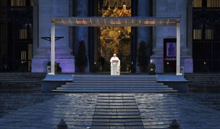 Papa Francisco fez oração na praça São Pedro vazia