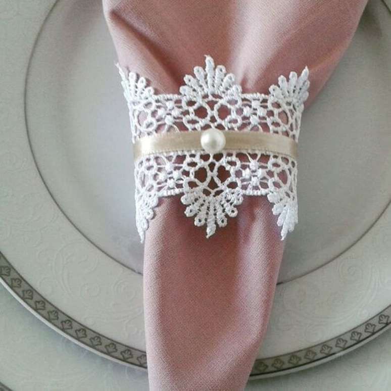 34. Porta guardanapo de croch&ecirc; com p&eacute;rola &ndash; Via: Pinterest