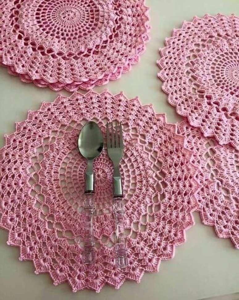 48. Guardanapo de croch&ecirc; rosa &ndash; Via: Pinterest
