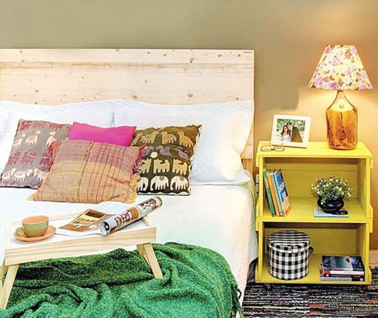 82. Criado mudo amarelo feito com caixotes de amarelo. Fonte: Pinterest