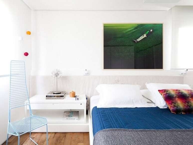 9. Decora&ccedil;&atilde;o clean com criado mudo branco com gaveta e nicho. Projeto por Fl&aacute;via Gerab Tayar