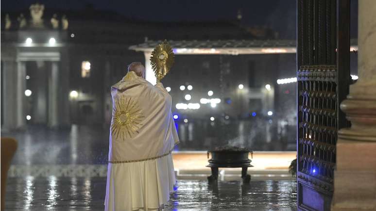 Sozinho na Praça de São Pedro, papa Francisco rezou pelo fim da pandemia e concedeu perdão a fiéis