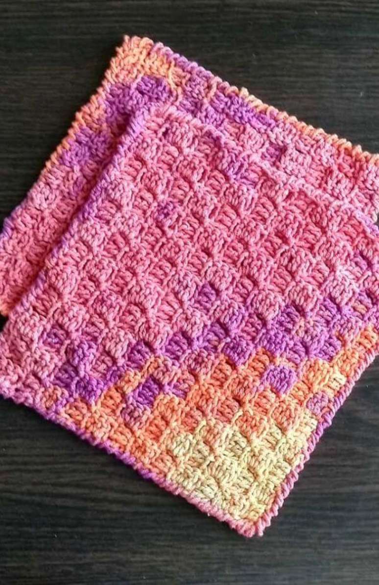 29. Guardanapo de croch&ecirc; colorido para dia a dia &ndash; Via: Pinterest