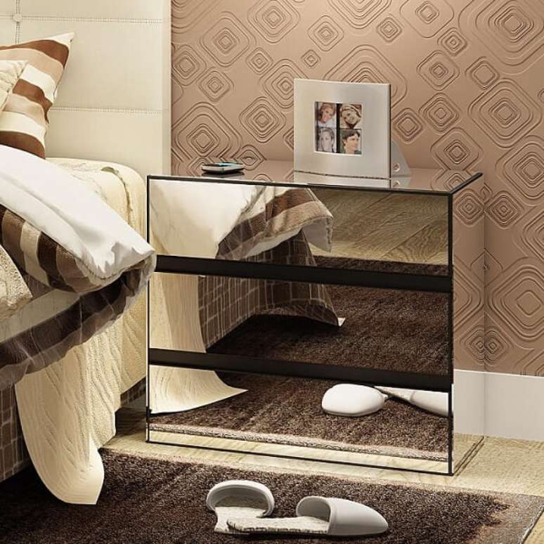 77. Criado mudo espelhado com tr&ecirc;s gavetas. Fonte: Pinterest