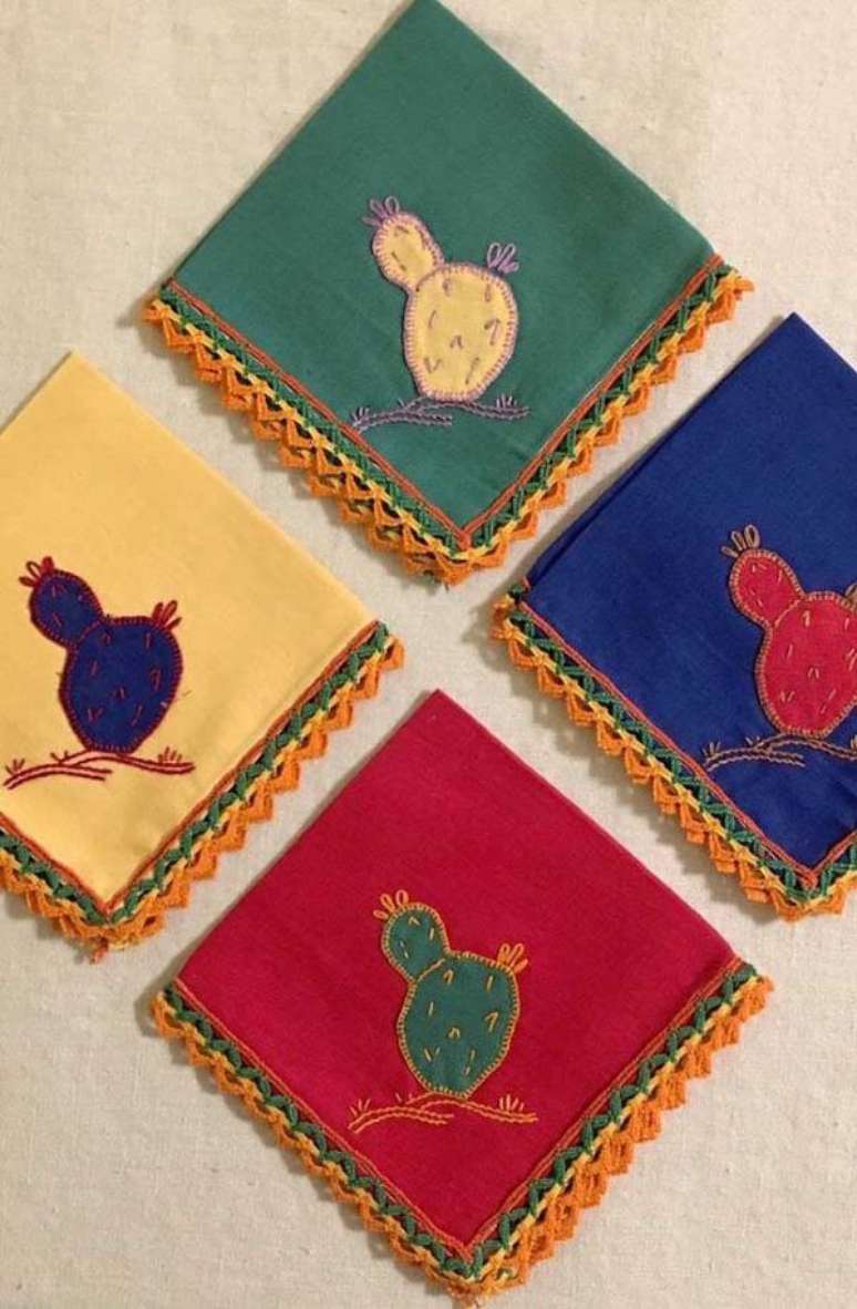 16. Guardanapo de croch&ecirc; colorido &ndash; Via: Pinterest