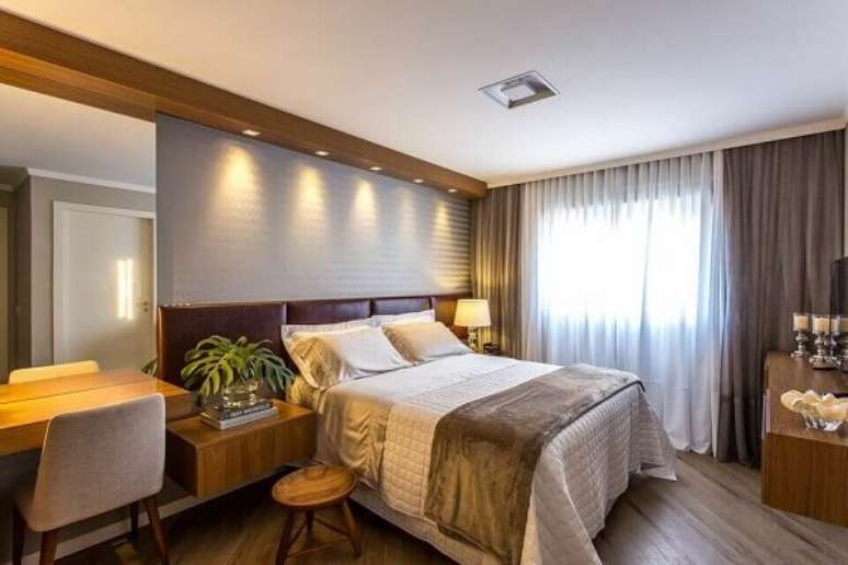 55. Quarto de casal aconchegante com criado suspenso e piso vin&iacute;lico. Projeto por Luciana Hara Arquitetura