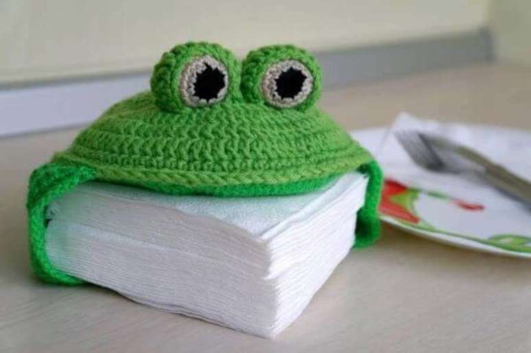 68. Porta guardanapo de croch&ecirc; em formato de sapo &ndash; Via: Pinterest
