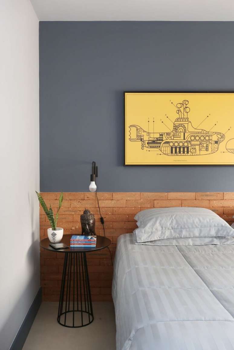 47. Cabeceira de tijolinho aparente e criado mudo moderno. Fonte: Jeito de Casa