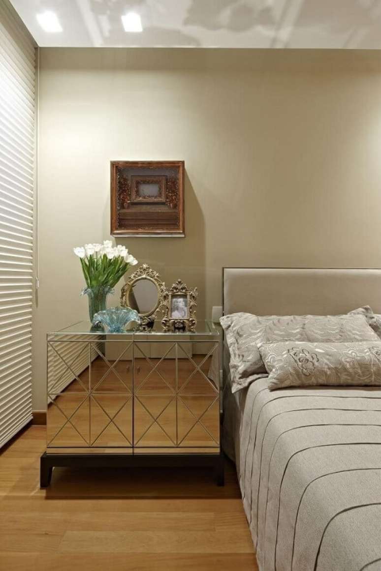 69. Criado robusto e espelhado encanta a decora&ccedil;&atilde;o do quarto. Fonte: Pinterest