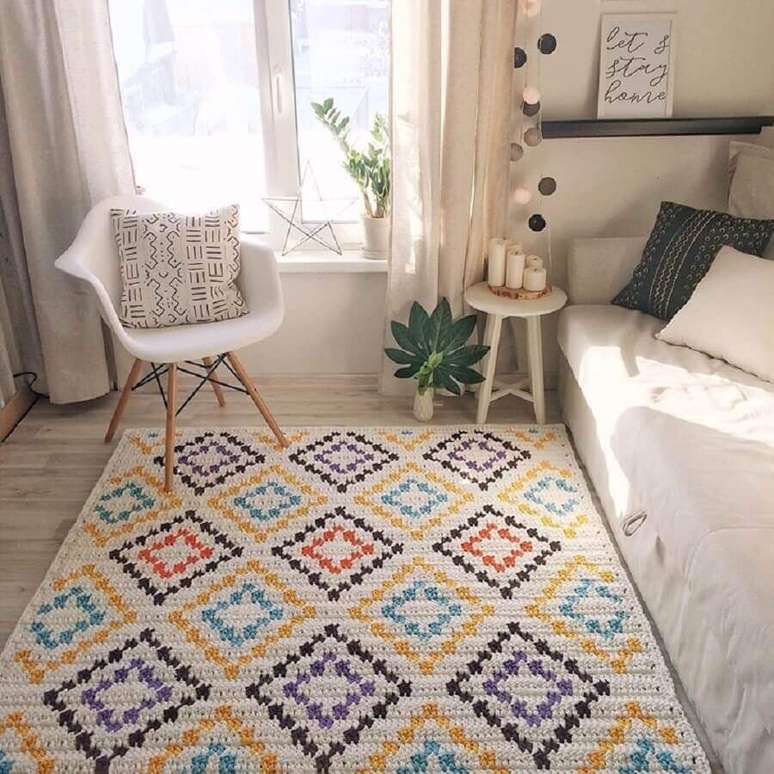 2. O tapete de croch&ecirc; para sala pode colocar um toque diferenciado na sua decora&ccedil;&atilde;o &ndash; Foto: Krona Store