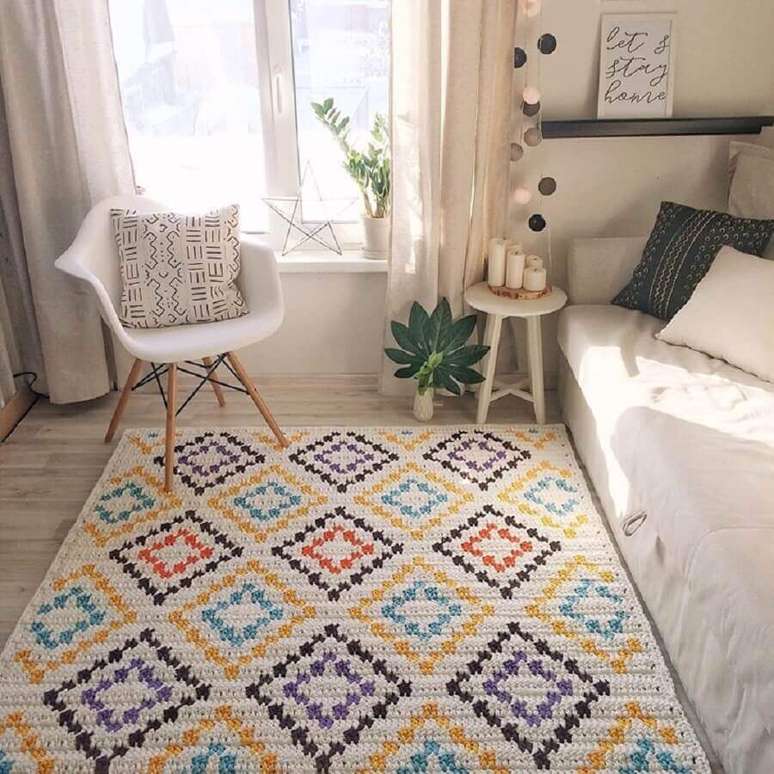 2. O tapete de crochê para sala pode colocar um toque diferenciado na sua decoração – Foto: Krona Store