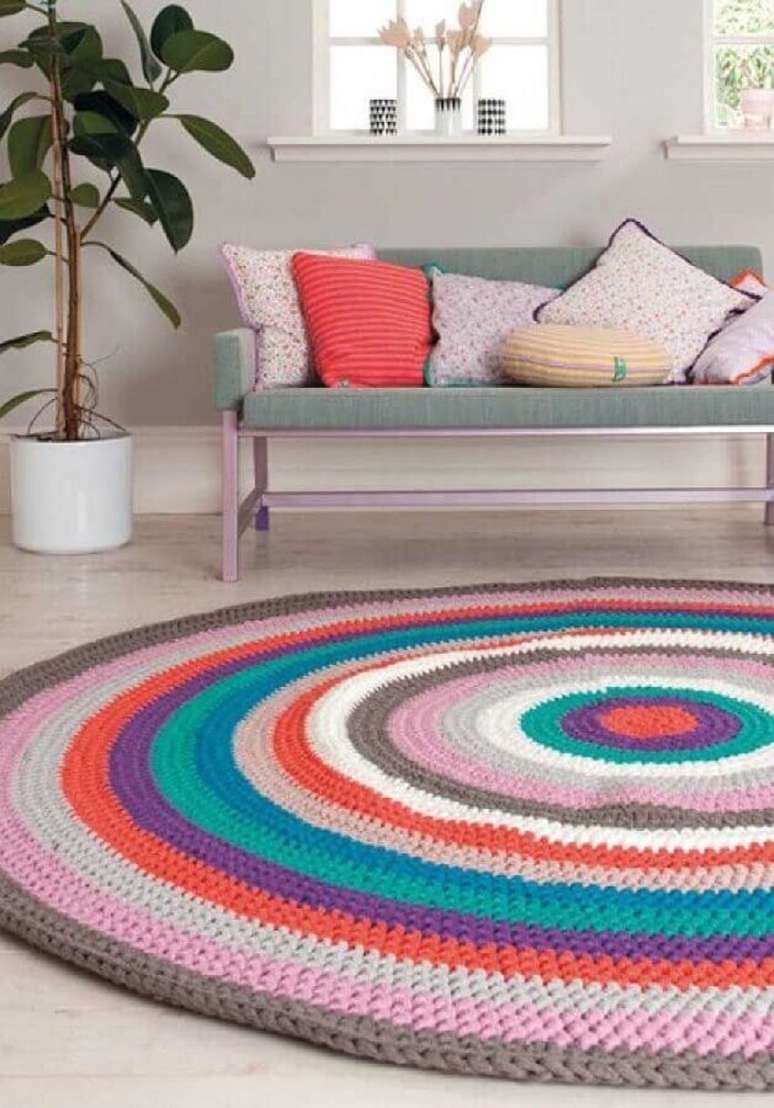 30. Decoração com tapete de crochê redondo para sala todo colorido – Foto: Pinterest