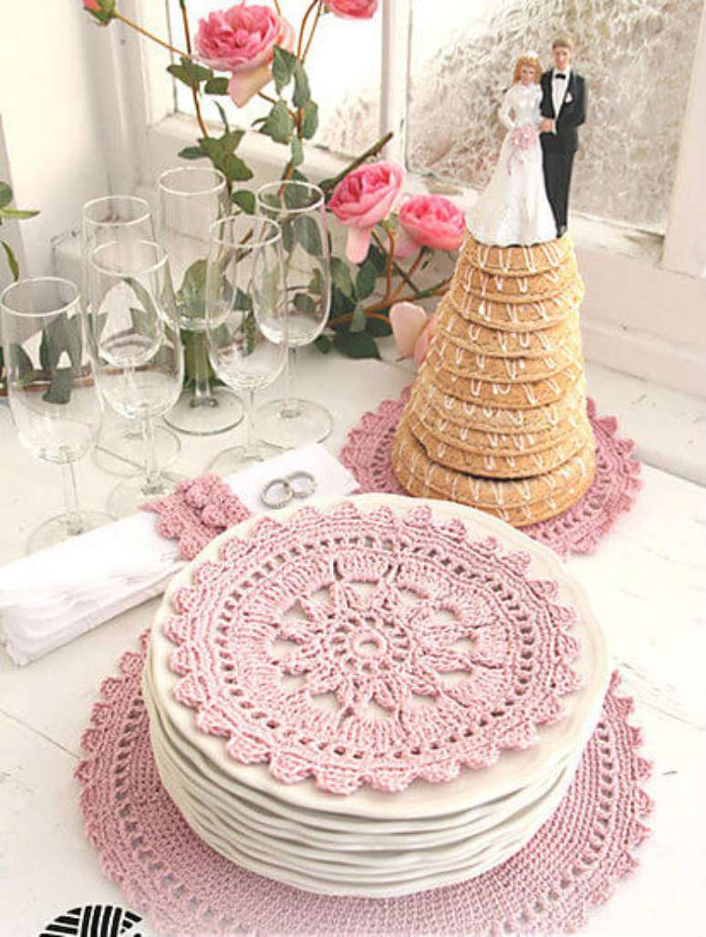 4. Guardanapo de croch&ecirc; rosa para decorar festa &ndash; Via: Pinterest