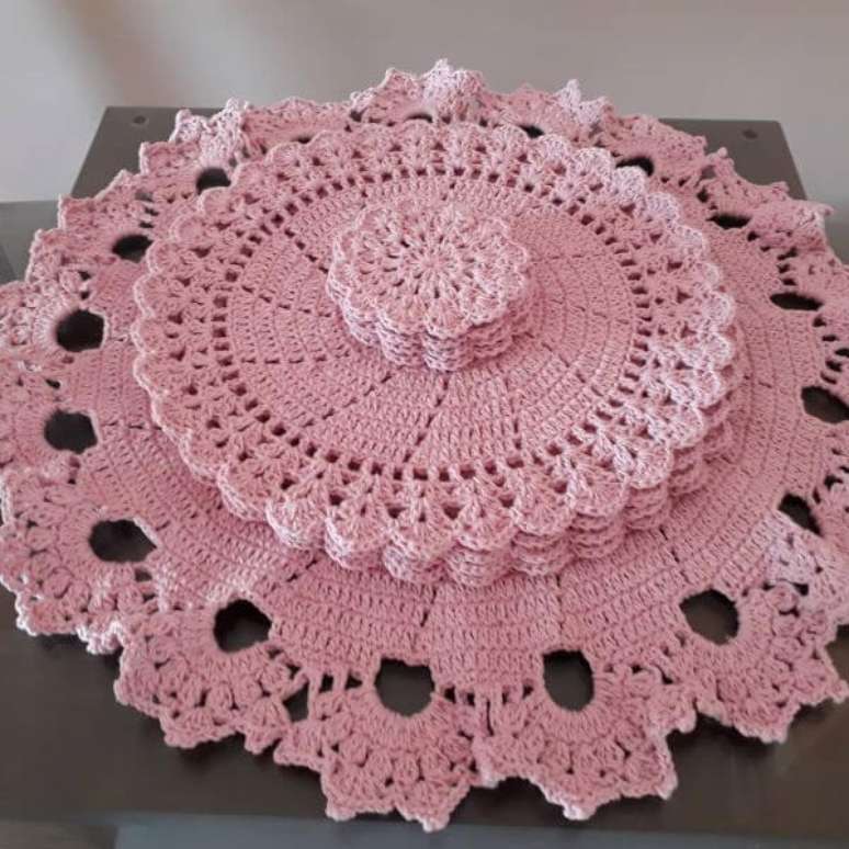 45. Guardanapo de croch&ecirc; redondo com sousplat &ndash; Via: Pinterest