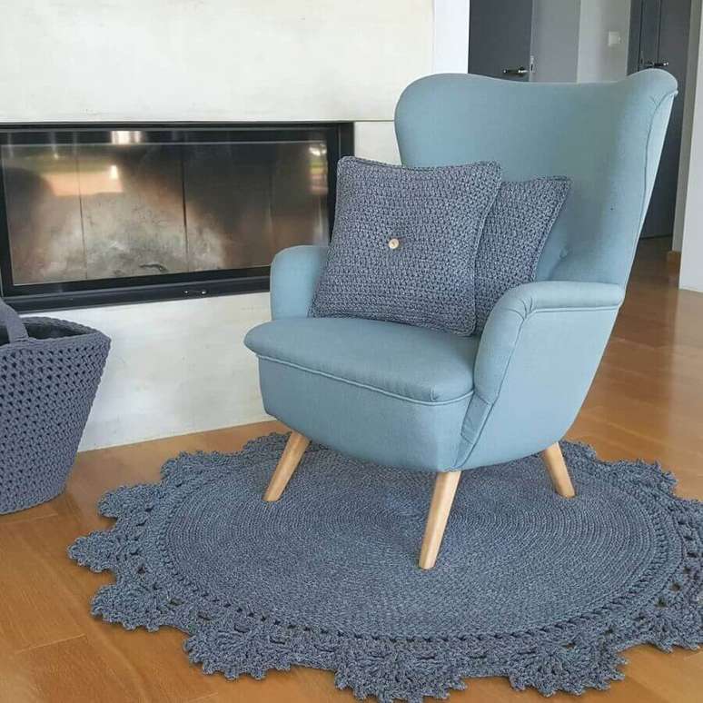 18. Decoração com tapete de crochê para sala com poltrona azul com pés palito – Foto: Blue Pracownia