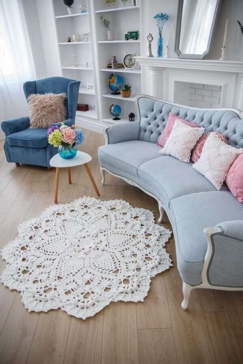 42. Delicado modelo de tapete de crochê para sala com decoração provençal – Foto: Etsy