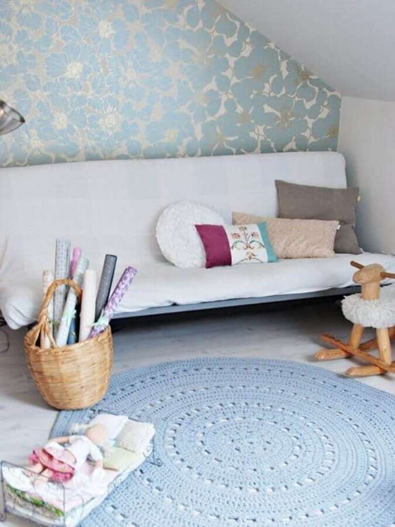 25. Decoração simples com tapete de crochê para sala – Foto: Muito Chique