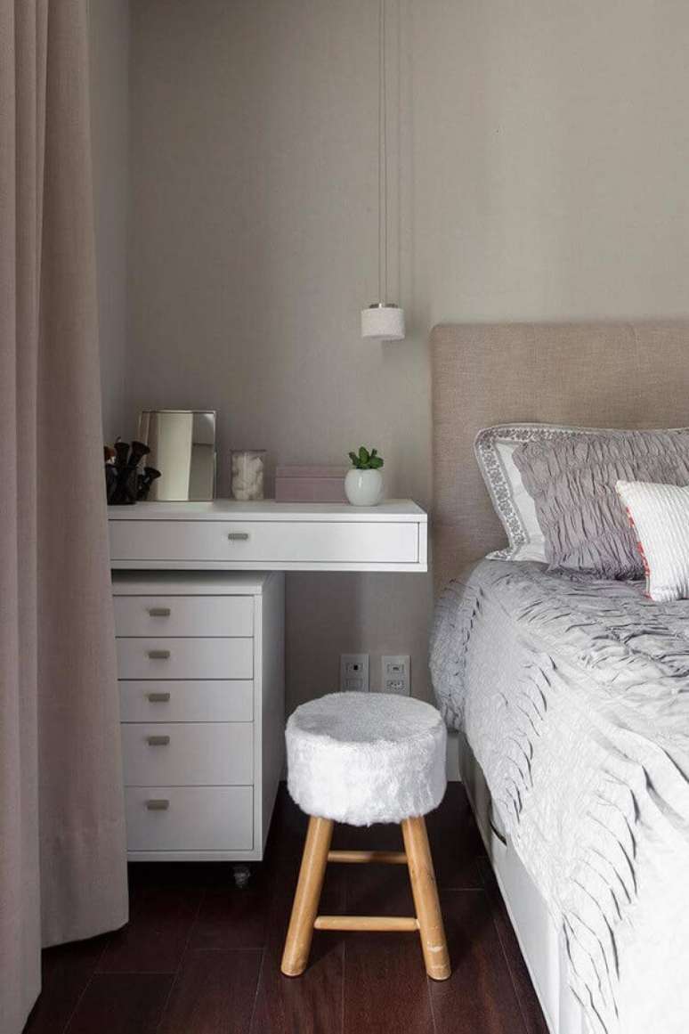 60. Criado suspenso com cabeceira creme. Projeto por IN&Aacute; Arquitetura