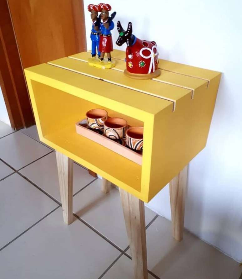 68. Criado retr&ocirc; em tom amarelo. Fonte: SR Pallet