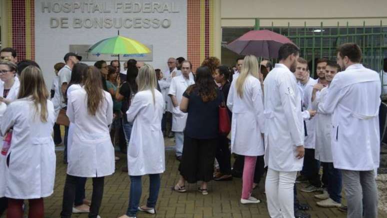 Médicos desaprovam estrutura hospitalar brasileira.