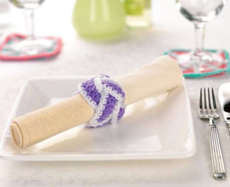 20. Porta guardanapo de croch&ecirc; azul e bege &ndash; Via: Pinterest