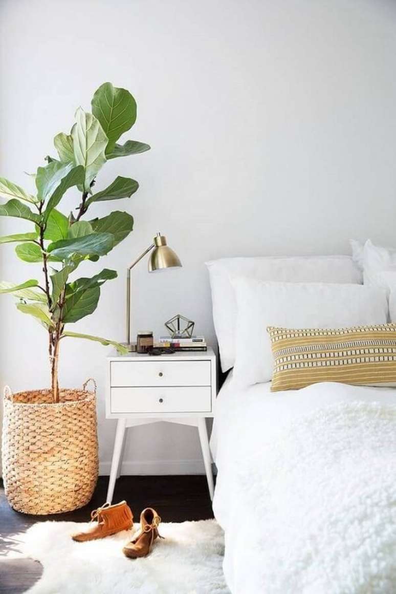 50. Decora&ccedil;&atilde;o minimalista com criado mudo alto branco. Fonte: Pinterest