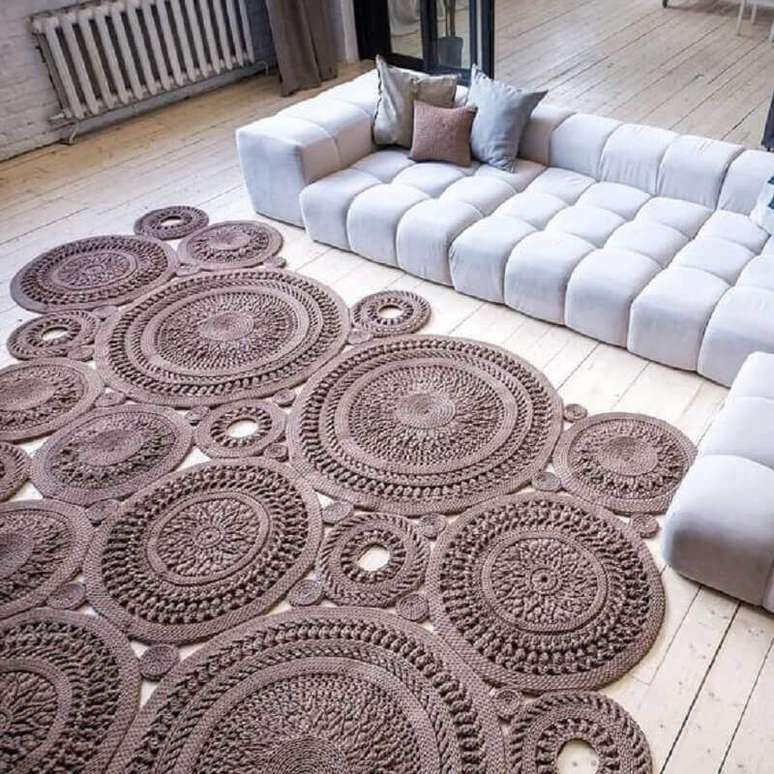 51. Tapete de crochê para sala grande decorada com sofá cinza moderno – Foto: Pinterest