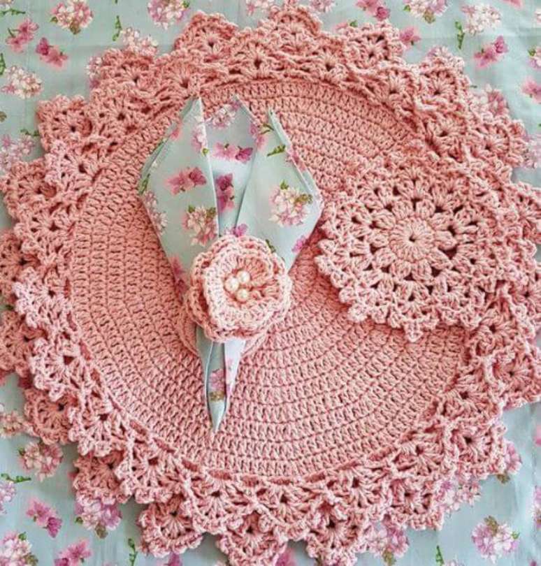 49. Guardanapo de croch&ecirc; rosa com porta guardanapo e sousplat iguais &ndash; Via: Revista Artesanto