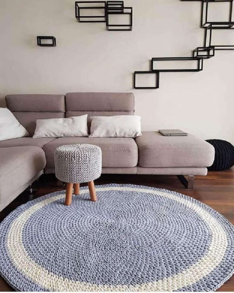 8. Decoração moderna com tapete de crochê para sala redondo cinza e branco – Foto: Crochê da Neca