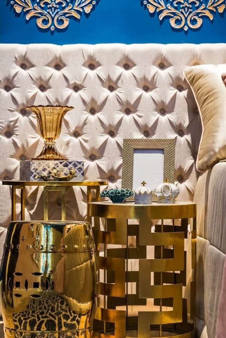 73. Criado moderno e mesa de canto dourada. Projeto por Morar Mais Por-Menos Goi&acirc;nia 2017