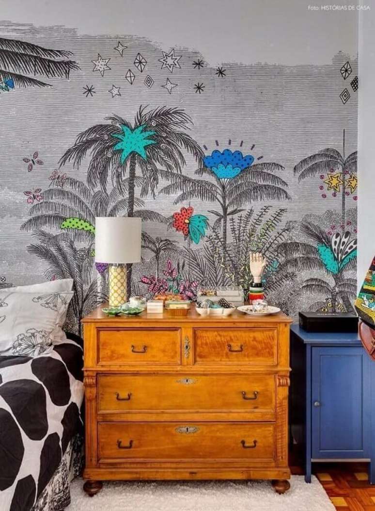 49. Criado mudo de madeira grande com v&aacute;rias gavetas. Fonte: Home Decoo