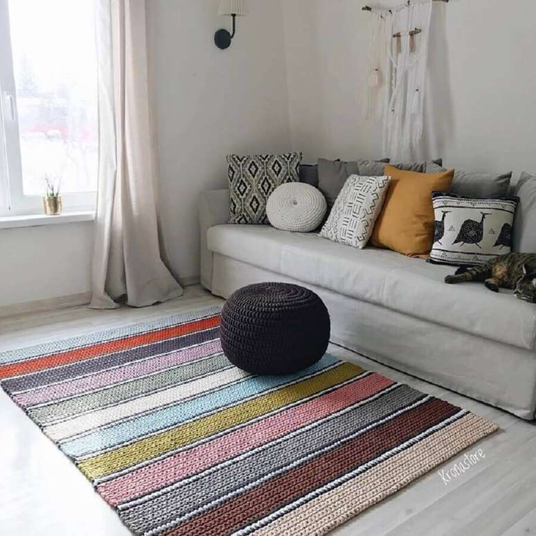 9. O tapete de croch&ecirc; para sala com listras coloridas &eacute; excelente para colocar um toque mais colorido na decora&ccedil;&atilde;o &ndash; Foto: Krona Store