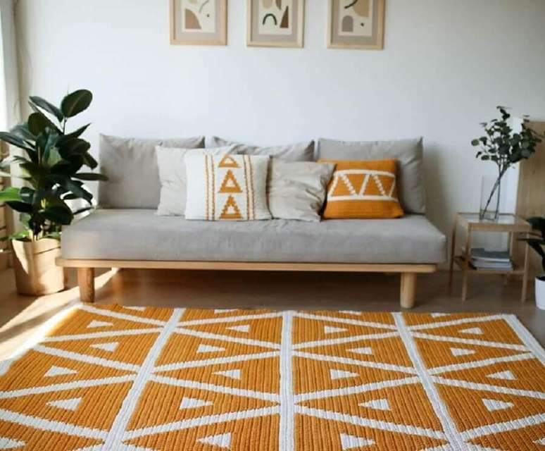 46. Decoração com tapete de crochê para sala cinza e amarela com sofá simples de madeira – Foto: Belkin Home