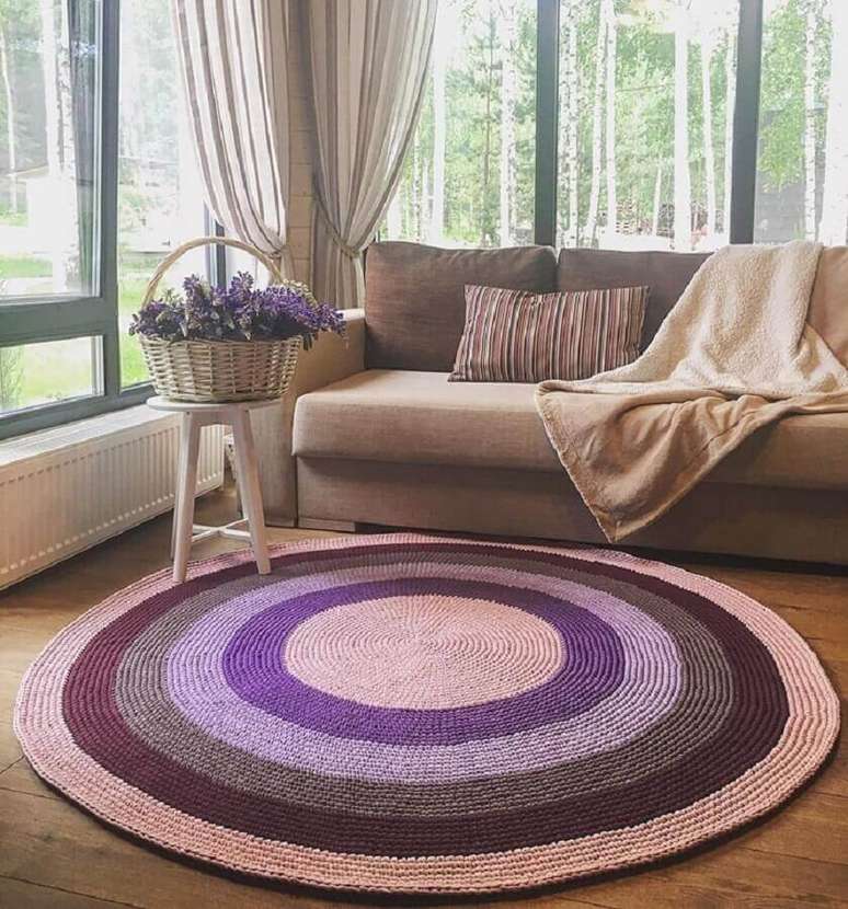 64. Decoração em cores neutras com tapete de crochê redondo para sala – Foto: Belkin Home