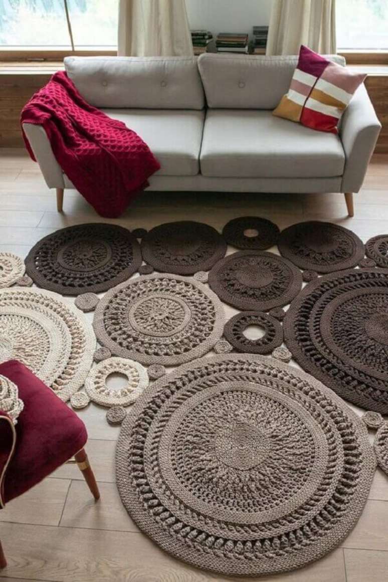 45. Decoração com tapete de crochê para sala decorada com sofá cinza retrô e manta bordô – Foto: Etsy