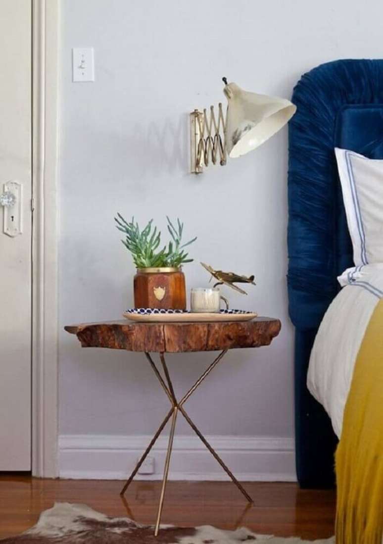 64. Criado mudo simples com p&eacute; de metal e tampo de madeira. Fonte: Pinterest