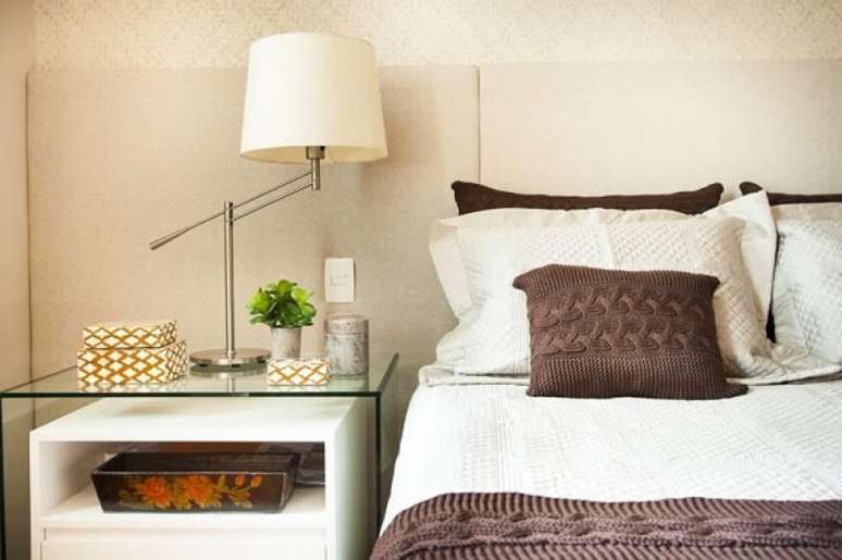 44. O criado mudo feito em madeira e vidro trouxe um mix de sofistica&ccedil;&atilde;o ao quarto. Projeto por MeyerCortez