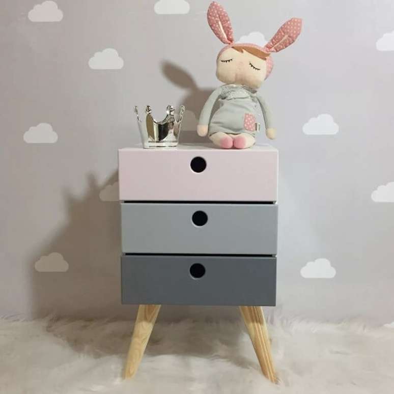 33. Modelo de criado mudo infantil com p&eacute; de palito. Fonte: Elo7