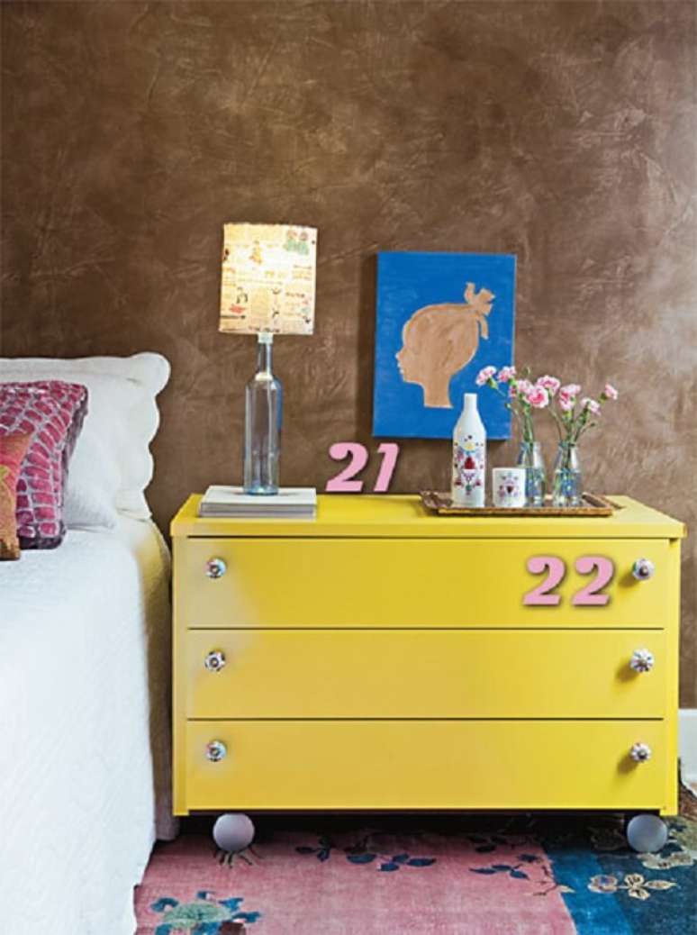 35. Modelo de criado mudo amarelo retr&ocirc;. Fonte: Casa de Fil&oacute;