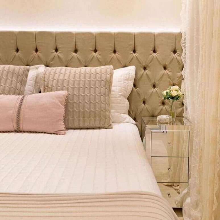 46. Cabeceira capiton&ecirc; estofada e mini criado mudo espelhado. Fonte: Pinterest