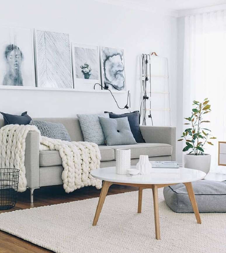 52. Tapete de crochê para sala cinza com decoração moderna – Foto: Ponto & Prosa Artesanato